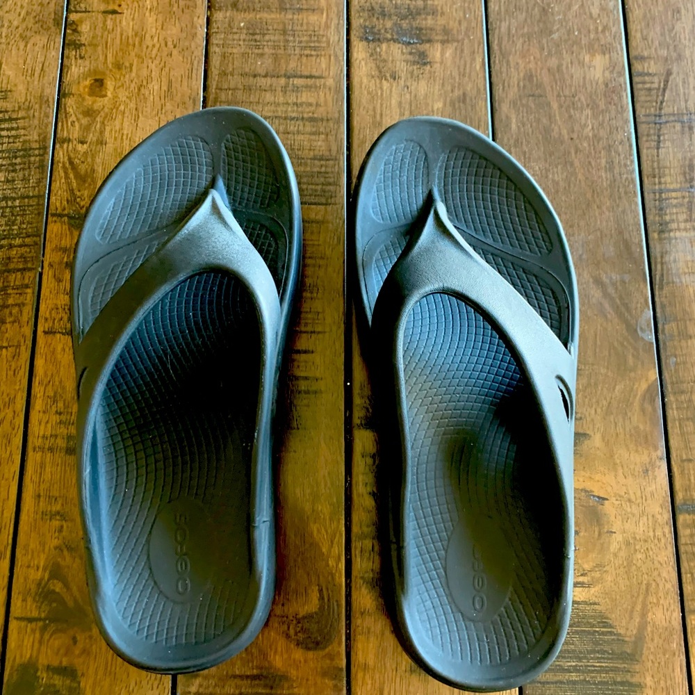 Oofos recovery shoes size 9